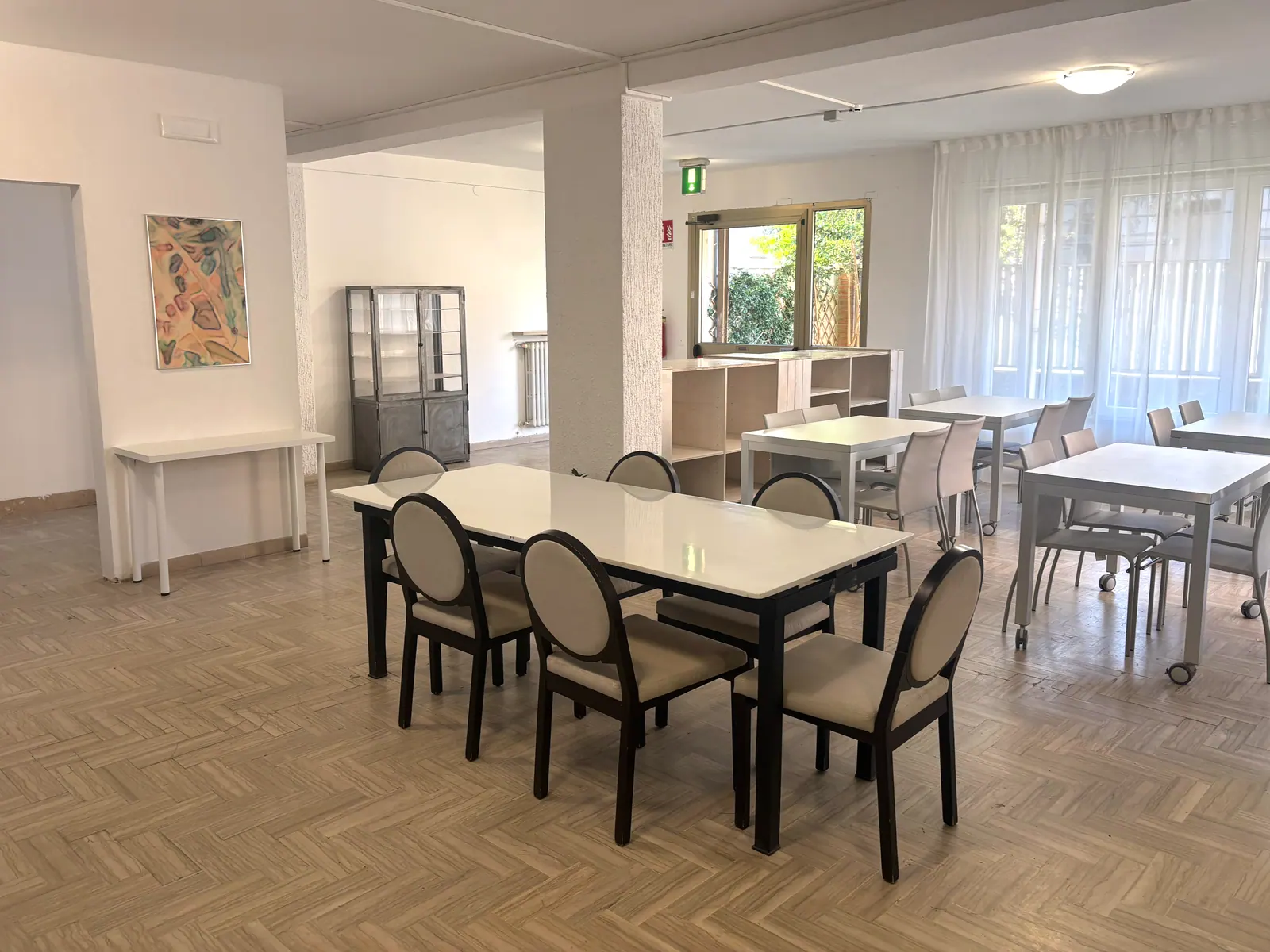 La sala studio, con tavoli e sedie imbottite